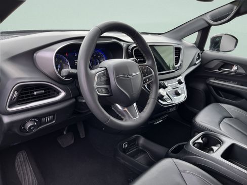 Used 2025 Chrysler Pacifica Select FWD image 15