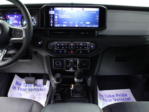 Used 2025 Jeep Wrangler Sahara image 18