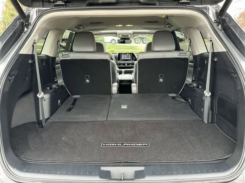 Used 2022 Toyota Highlander XLE image 28