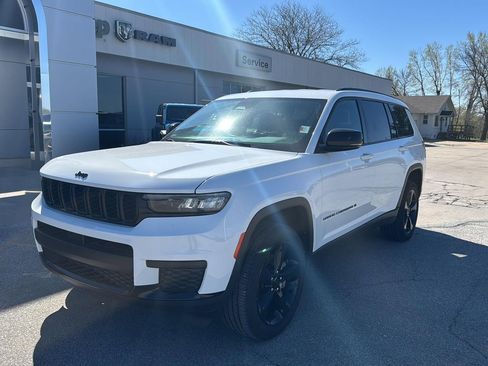 Used 2025 Jeep Grand Cherokee L Laredo image 2