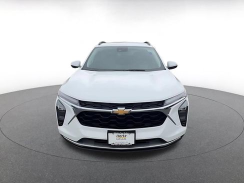 Used 2025 Chevrolet Trax LT FWD image 4
