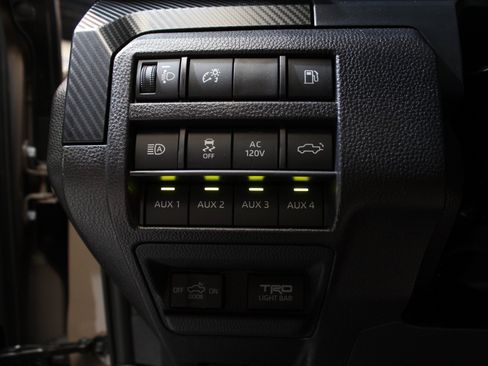 Used 2025 Toyota Tacoma Limited AWD/4WD image 88