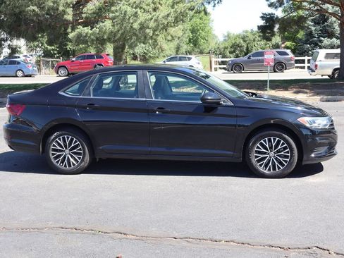 Used 2021 Volkswagen Jetta SE FWD image 3