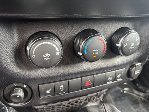 Used 2015 Jeep Wrangler Unlimited Rubicon AWD/4WD image 9