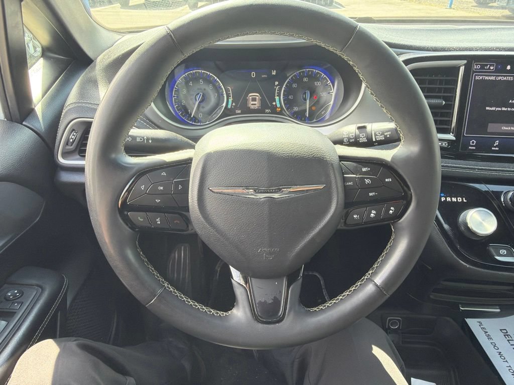 Used 2023 Chrysler Pacifica Touring FWD image 16