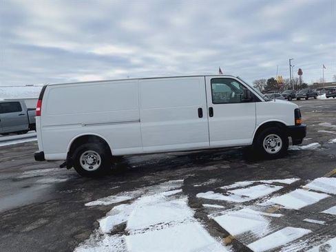 Used 2017 Chevrolet Express 3500 Extended image 23