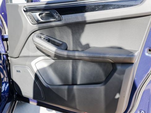 Certified 2025 Porsche Macan image 27