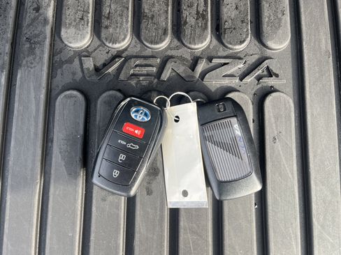 Used 2023 Toyota Venza Limited image 13