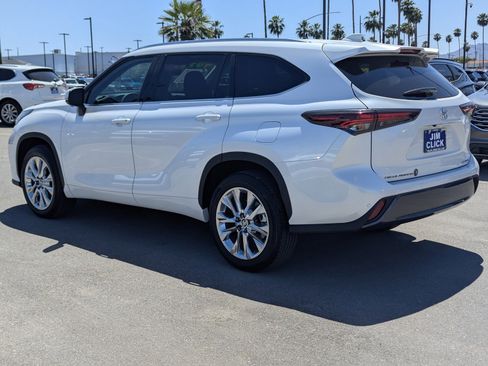 Used 2024 Toyota Highlander Limited FWD image 4