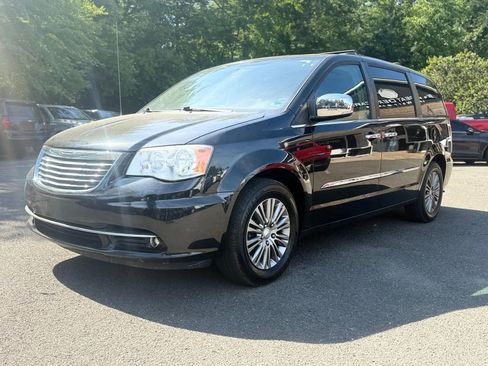 Used 2014 Chrysler Town & Country Touring-L w/ Driver Convenience Group FWD image 3