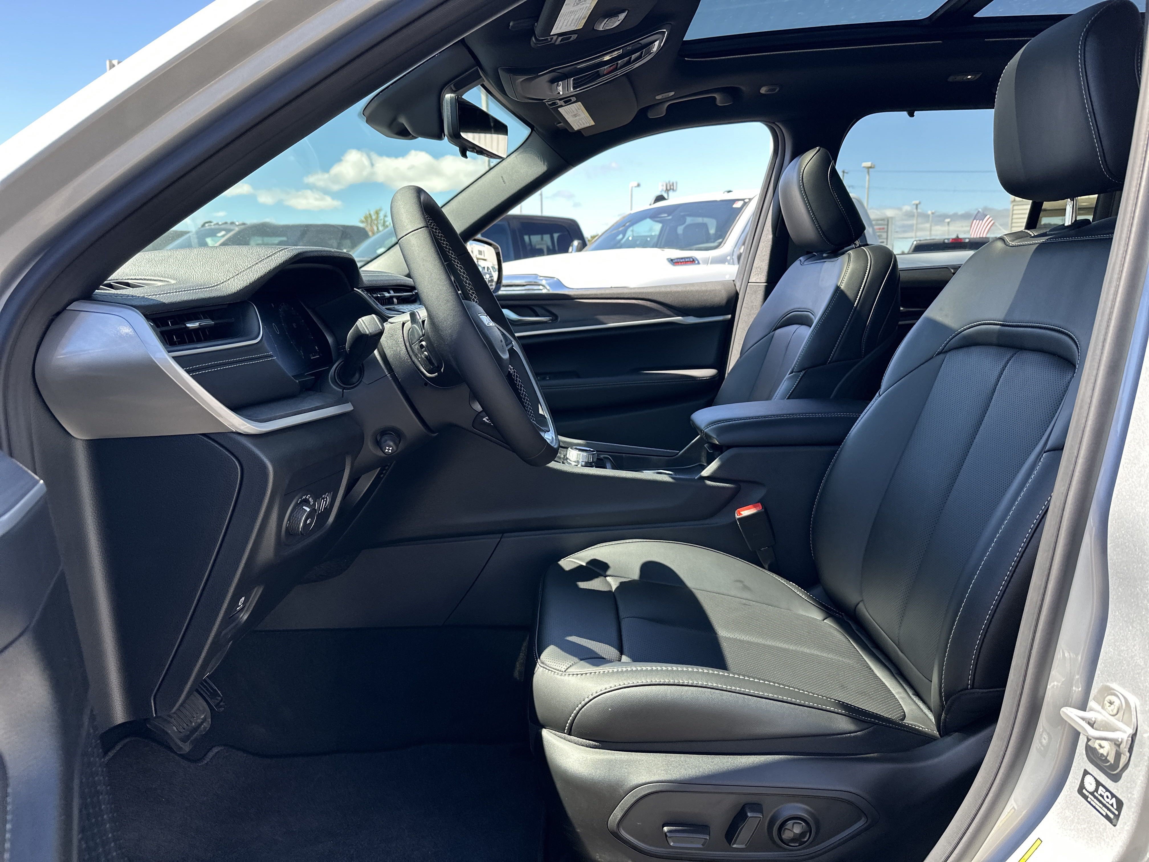 New 2025 Jeep Grand Cherokee Limited w/ Luxury Tech Group II AWD/4WD image 10