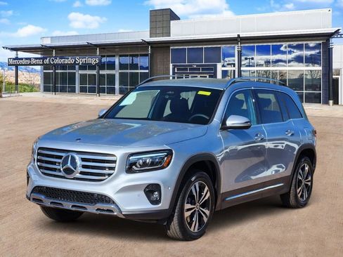 Used 2025 Mercedes-Benz GLB 250 4MATIC image 3