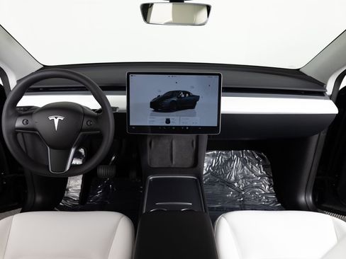 Used 2024 Tesla Model Y Long Range image 35