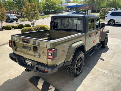 Used 2025 Jeep Gladiator Sport AWD/4WD image 13