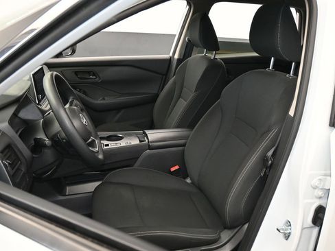 Used 2024 Nissan Rogue S image 10