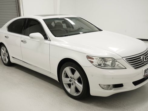Used 2012 Lexus LS 460 w/ Luxury Value Edition RWD image 3