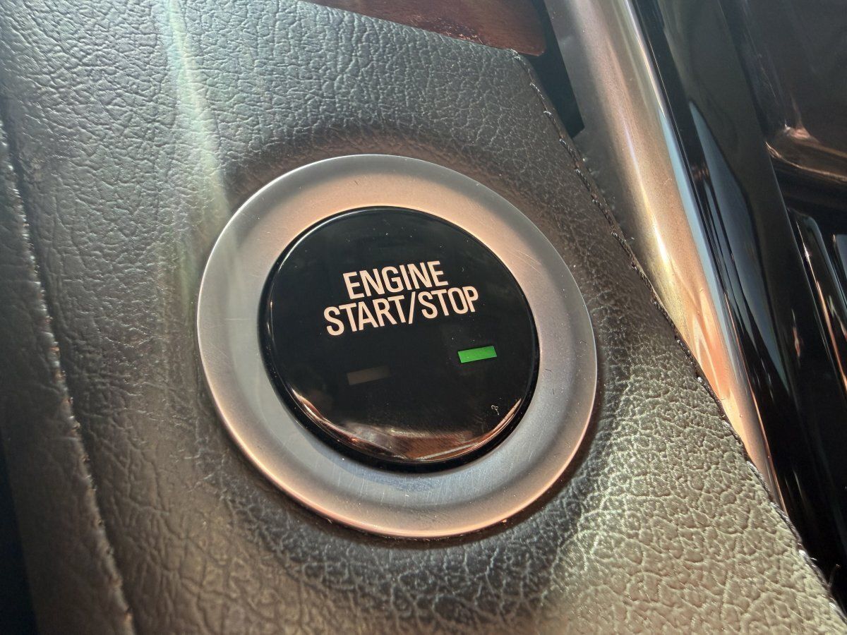 Used 2019 Cadillac Escalade Premium Luxury AWD/4WD image 33