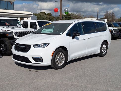 New 2025 Chrysler Pacifica Select image 9