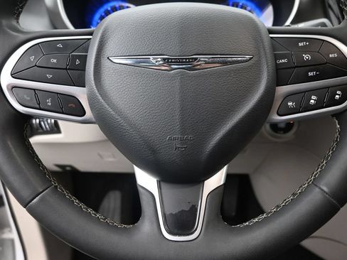 Used 2024 Chrysler Pacifica Touring-L FWD image 20