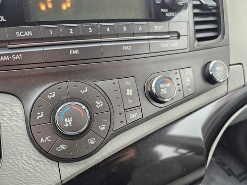 Used 2011 Toyota Sienna w/ Towing Pkg FWD image 28