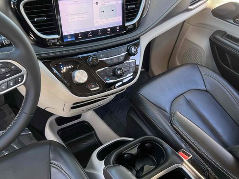 Used 2022 Chrysler Pacifica Touring-L image 50
