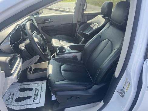 Used 2023 Chrysler Pacifica Touring-L FWD image 11