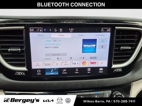 Used 2024 Chrysler Pacifica Touring-L FWD image 18