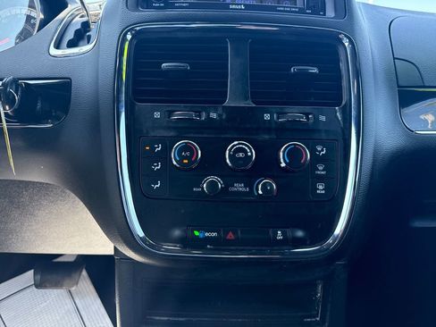 Used 2020 Dodge Grand Caravan SE FWD image 23