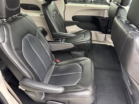 Used 2024 Chrysler Pacifica Touring-L image 18