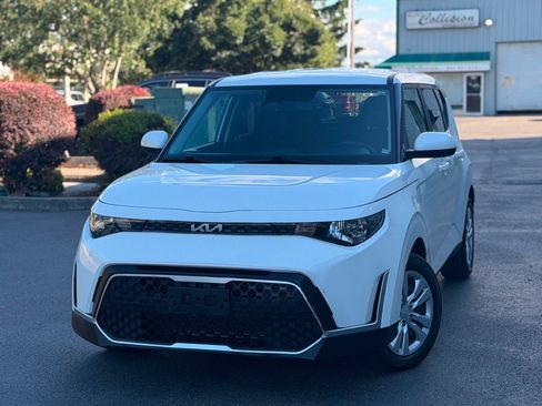 Used 2023 Kia Soul LX FWD image 1