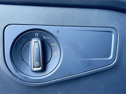 Used 2019 Volkswagen Tiguan SE image 10