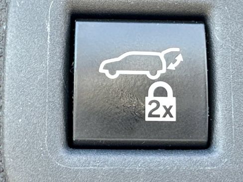 Used 2023 Toyota Sienna XSE FWD image 18