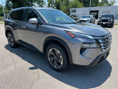 Used 2025 Nissan Rogue SV AWD/4WD image 2