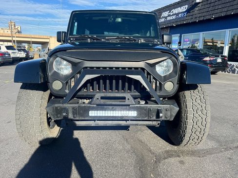 Used 2018 Jeep Wrangler Unlimited Sahara AWD/4WD image 2
