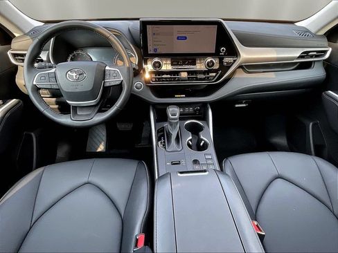 Used 2025 Toyota Highlander XLE FWD image 9