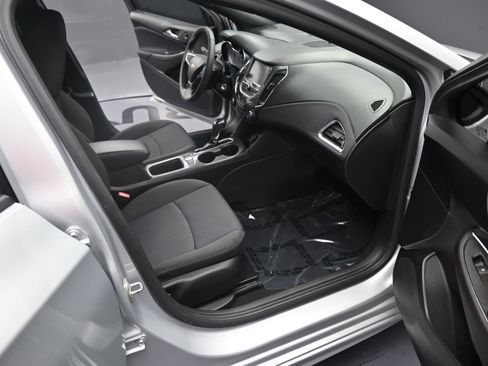 Used 2018 Chevrolet Cruze LT w/ Redline Edition image 19