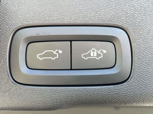 Used 2023 Volvo XC60 T8 Ultimate w/ Protection Package Premier image 13