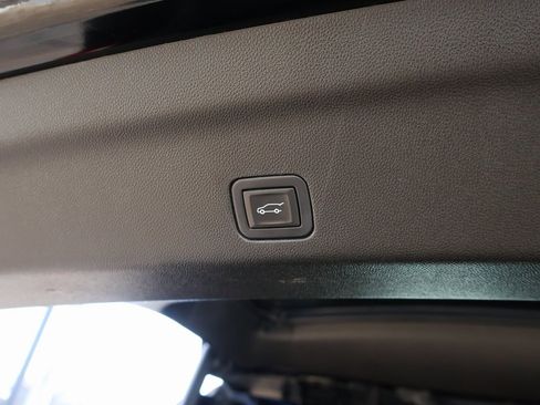 Used 2022 GMC Yukon SLT w/ SLT Premium Package image 19