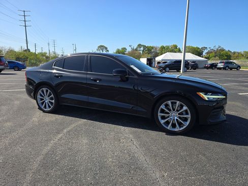 Used 2019 Volvo S60 T5 Momentum w/ Premium Package image 2