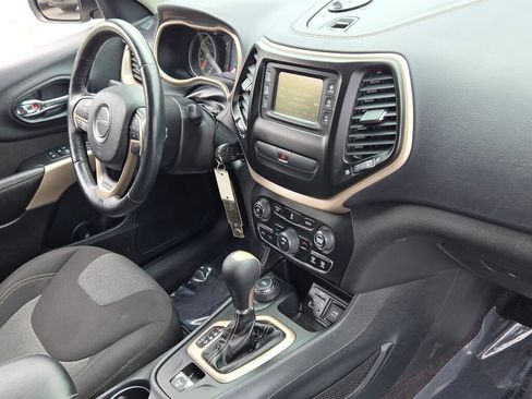 Used 2018 Jeep Cherokee Latitude w/ Cold Weather Group AWD/4WD image 6