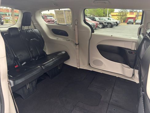 Used 2022 Chrysler Pacifica Touring-L FWD image 18