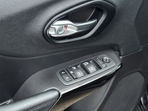 Used 2020 Jeep Cherokee Latitude Plus image 29