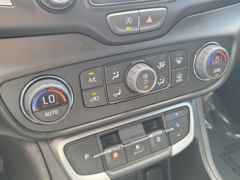 Used 2024 GMC Terrain SLT FWD image 25
