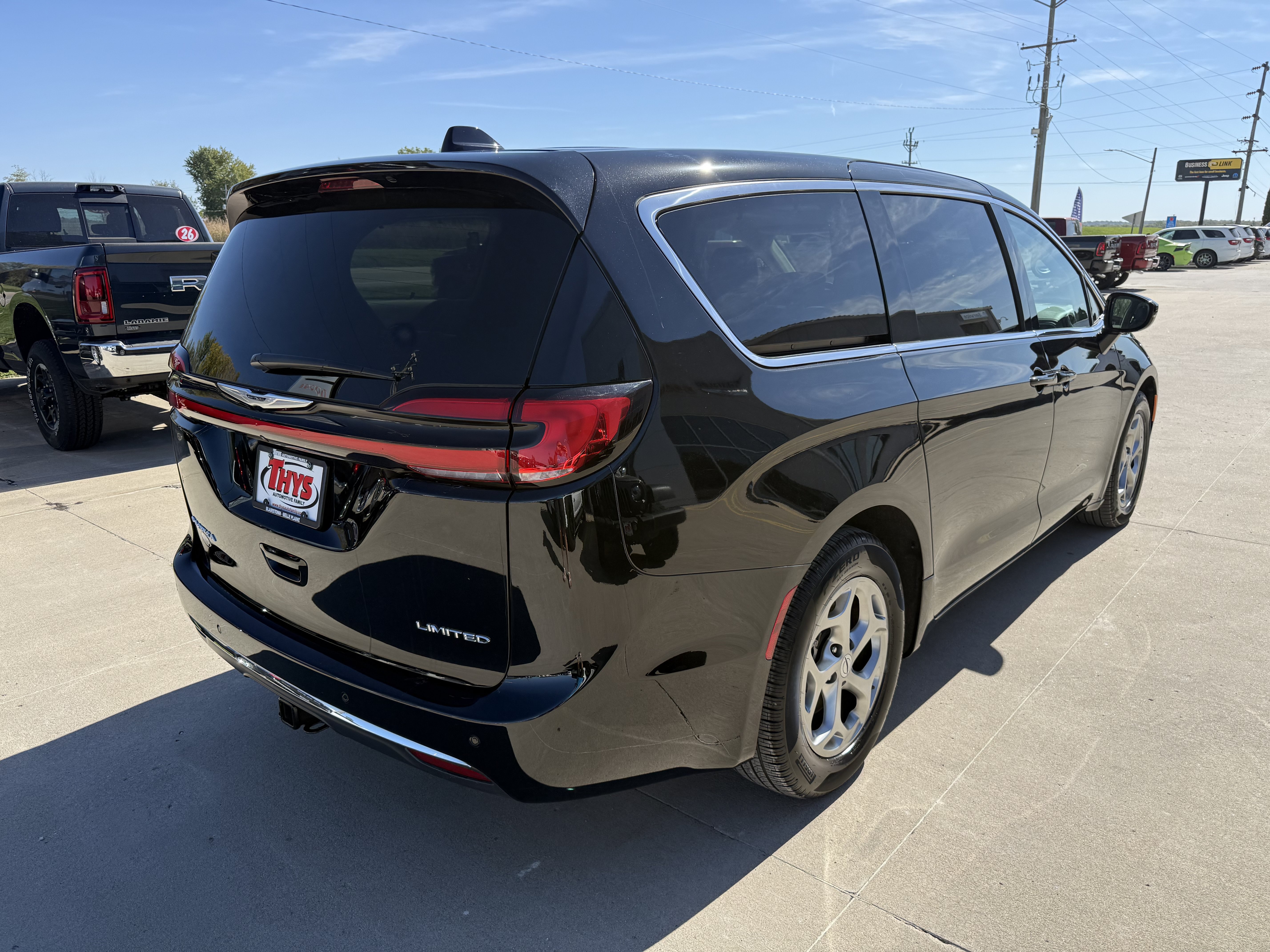 Used 2024 Chrysler Pacifica Limited w/ Trailer Tow Group FWD image 38