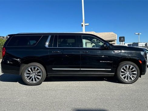 Used 2021 GMC Yukon XL Denali w/ Denali Premium Package image 3