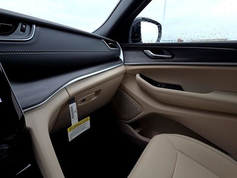 New 2025 Jeep Grand Cherokee Limited image 19