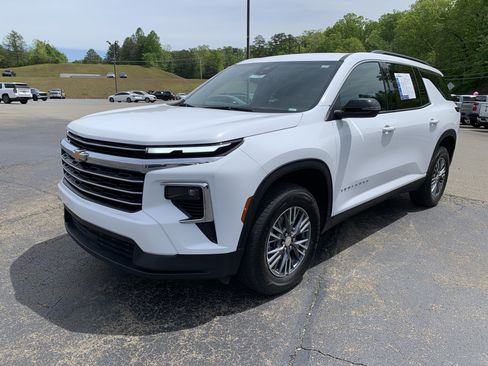 Used 2025 Chevrolet Traverse LT FWD image 15