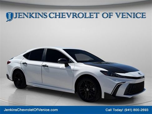 Used 2025 Toyota Camry SE w/ Convenience Package image 1