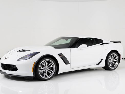 Used 2015 Chevrolet Corvette Z06 w/ 3LZ Preferred Equipment Group image 8