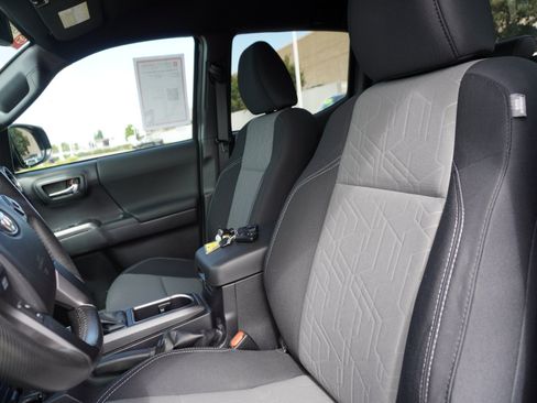 Used 2022 Toyota Tacoma TRD Sport w/ Technology Package AWD/4WD image 22